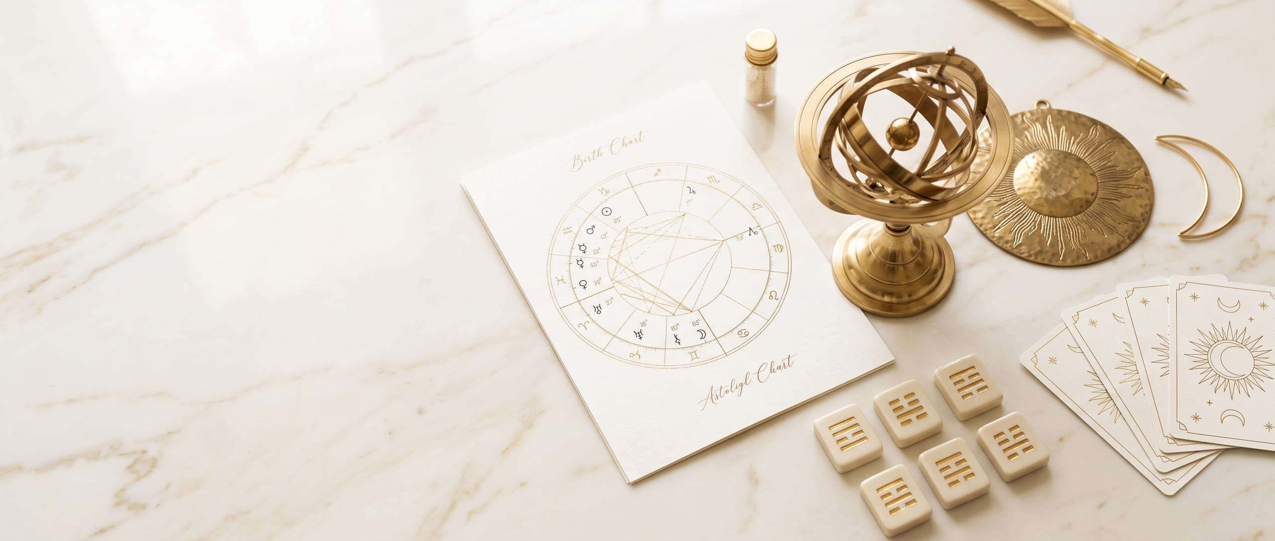 Sphère armillaire dorée, disque solaire, croissant de lune, thème astrologique, cartes de tarot et trigrammes du Yi-King sur un marbre ivoire